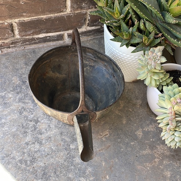 Vintage metal Watering Can with handle Natural Patina Or put a plant in it! - Picture 3 of 4